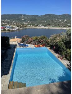 Bazén v ubytování Skiathos Seaview Villa with Pool nebo v jeho okolí