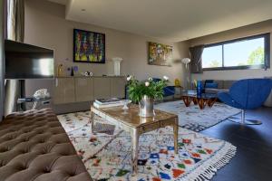 un salon avec un canapé et une table dans l'établissement Sérénité au fil de l'eau Appartement de standing, à LʼIsle-sur-la-Sorgue