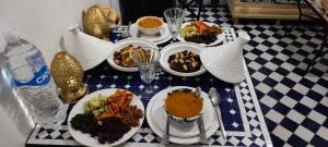 un tavolo con piatti di cibo su una tovaglia a scacchi di Dar Arinas Fez a Fes