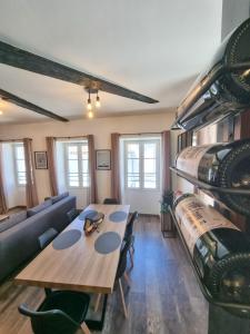 Una habitación con una mesa y sillas y un sofá y una habitación con appelin en Duplex Le Chai de l'Abreuvoir, en Saintes 23 fotos más