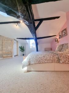 Un dormitorio con una cama y un árbol en el techo. en Duplex Le Chai de l'Abreuvoir, en Saintes