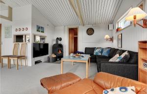 uma sala de estar com um sofá e uma mesa em Cozy Home In Assens With House Sea View em Assens