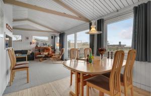 - une salle à manger et un salon avec une table et des chaises dans l'établissement Cozy Home In Assens With House Sea View, à Assens