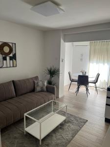 salon z kanapą i stołem w obiekcie Apartment Bivio w mieście Rijeka