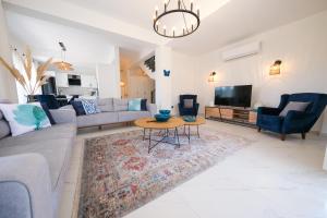 un salon avec un canapé et une table dans l'établissement Perfumed Garden Luxury Villa Yesiluzumlu-Fethiye by Sunworld Villas, à Fethiye