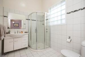 弗里曼特的住宿－道森公寓，带淋浴、盥洗盆和卫生间的浴室