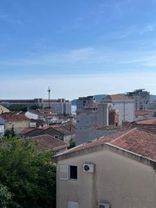 Nespecifikovaný výhled na destinaci Bečići nebo výhled na město při pohledu z apartmánu