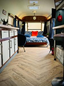 una camera con letto in un pulmino di WildView Cosy Glamping with Outdoor Bath and stunning scenery a Helston