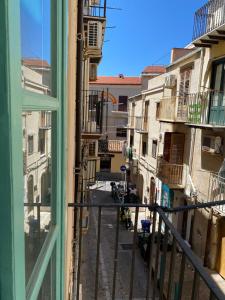 une vue d'une ruelle depuis une fenêtre dans l'établissement Cefalhub, à Cefalù