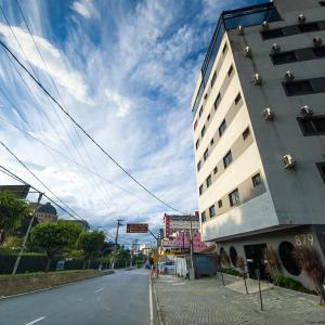un bâtiment au bord d'une rue dans l'établissement Hotel San Telmo, à Aparecida
