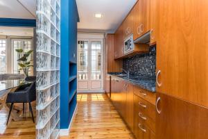 レオンにあるBaruHaus Santo Domingoの青い壁のキッチン(木製キャビネット付)