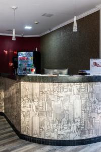 un bar avec un dessin de ville dessus dans l'établissement Hotel San Telmo, à Aparecida