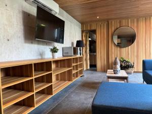 a living room with a couch and a tv at Nabani Condominios T3 in Santa Cruz Huatulco