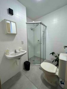 a bathroom with a shower and a toilet and a sink at Kitnet no Centro de Campinas in Campinas