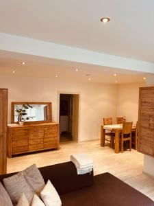 a living room with a couch and a table at Fewo Coburg - Ferienwohnung - Möblierte Wohnung in Coburg