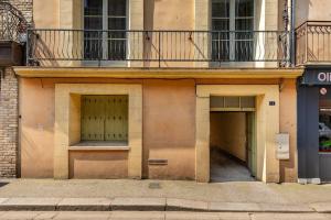 a building with two doors and a balcony at Duplex 6 Personnes Hyper Centre in Dieppe