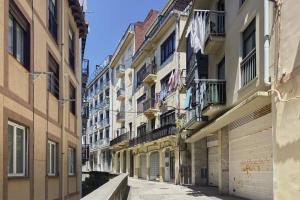 una calle vacía en una ciudad con edificios en Always Easy I San Blas, en San Sebastián