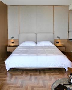 Een bed of bedden in een kamer bij Mazarine Hotel, Vlorë, Albania