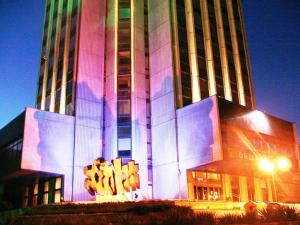 un bâtiment avec une sculpture devant lui la nuit dans l'établissement Homex #Varna-Autogara, à Varna 3 autres photos