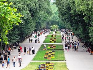 un grand groupe de personnes se promenant dans un parc dans l'établissement Homex #Varna-Autogara, à Varna