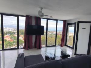 Televízia a/alebo spoločenská miestnosť v ubytovaní Pinar Suites Habitaciones