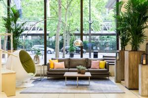 sala de estar con sofá y mesa en Paris Marriott Rive Gauche Hotel & Conference Center, en París