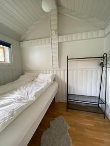 Katil atau katil-katil dalam bilik di The Little Red Cabin Lofoten +26 gambar