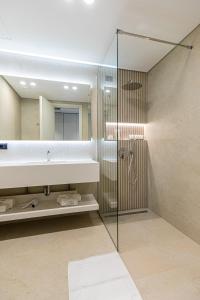 Een badkamer bij Mazarine Hotel, Vlorë, Albania