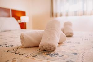 un asciugamano arrotolato sopra un letto di Ático Dúplex con piscina Marcolina ad Alcossebre Altre 20 foto