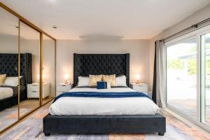 una camera da letto con un letto grande e una grande finestra di Resort Style Living with Pool, Arcade, Near Disney a Fullerton Altre 38 foto