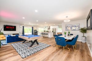 un soggiorno con tavolo da ping pong. di Resort Style Living with Pool, Arcade, Near Disney a Fullerton