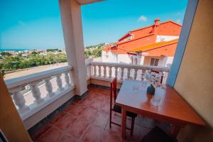 un tavolo e sedie su un balcone con vista di Ático Dúplex con piscina Marcolina ad Alcossebre