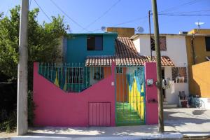 une maison colorée avec une clôture colorée dans l'établissement Casa Paraiso, à Santa Cruz Huatulco