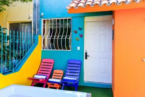 un groupe de chaises colorées assises à l'extérieur d'une maison dans l'établissement Casa Paraiso, à Santa Cruz Huatulco