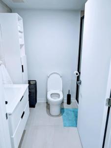 une salle de bain avec toilettes et lavabo dans l'établissement Cozy Studio in Montreal's Quartier des Spectacles, à Montréal 22 autres photos