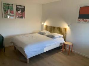 a bedroom with a white bed and a sign on the wall at Studio hypercentre résidence standing in Belfort