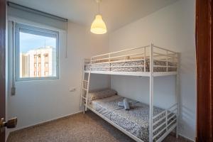 una habitación con dos literas y una ventana en Paradise View, en Villajoyosa 24 fotos más