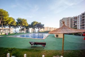 una piscina con banco y sombrilla en Paradise View, en Villajoyosa
