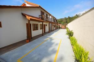 un aparcamiento vacío frente a un edificio en Loft cercado de natureza em Balneário Camboriú en Balneário Camboriú