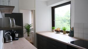a kitchen with a counter top and a window at CASA LUXE - 120qm - Zentral - Familienfreundlich - Parkplatz - 5km zum Legoland in Günzburg