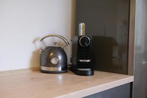 a tea kettle sitting on top of a counter at CASA LUXE - 120qm - Zentral - Familienfreundlich - Parkplatz - 5km zum Legoland in Günzburg +8 photos