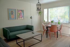 sala de estar con sofá y mesa en Pietarsaaren Helmi, en Jakobstad