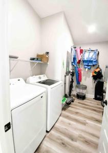 a laundry room with a washer and dryer at Cottage Marhome North - 10 min from beach & historic downtown in Saint Augustine