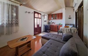 Χώρος καθιστικού στο Nice Apartment In Medulin With Wifi