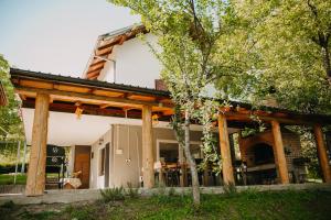a house with a wooden pergola at Vidovo Domacinstvo in Banja Luka +15 photos