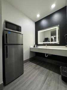 Η κουζίνα ή μικρή κουζίνα στο Crystal Inn Gessner- Near Sam Houston Racepark