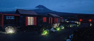 a house with lights in front of a mountain at Paraíso do Triângulo in Lajido