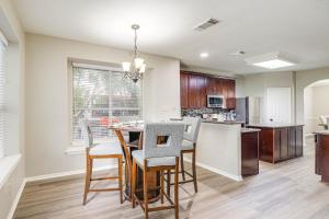 Φωτογραφία από το άλμπουμ του Expansive Home in Humble Near Lake Houston! σε Humble