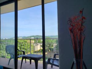 The Refuge#2 Lovely 2 BR-Apt pool & good vibes的阳台或露台