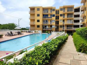 The Refuge#2 Lovely 2 BR-Apt pool & good vibes内部或周边的泳池